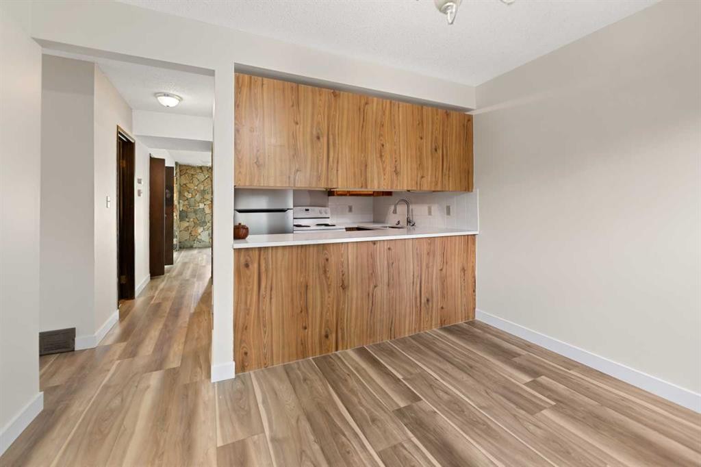 122 Berkley Way Nw, Calgary, AB - Indoor Photo Showing Kitchen