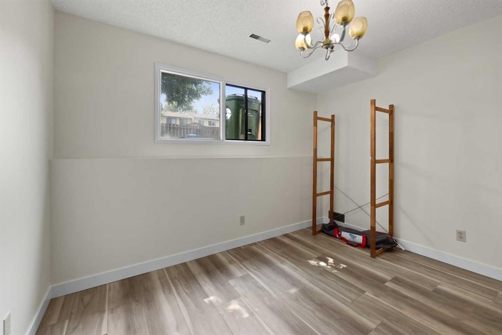 122 Berkley Way Nw, Calgary, AB - Indoor Photo Showing Other Room
