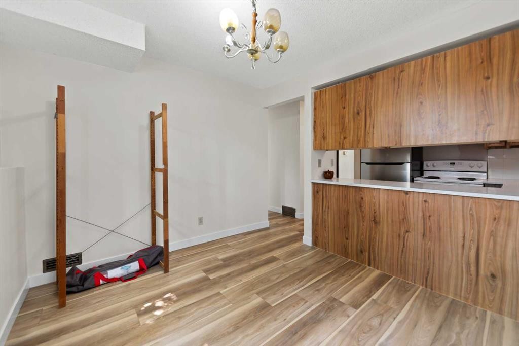 122 Berkley Way Nw, Calgary, AB - Indoor Photo Showing Other Room
