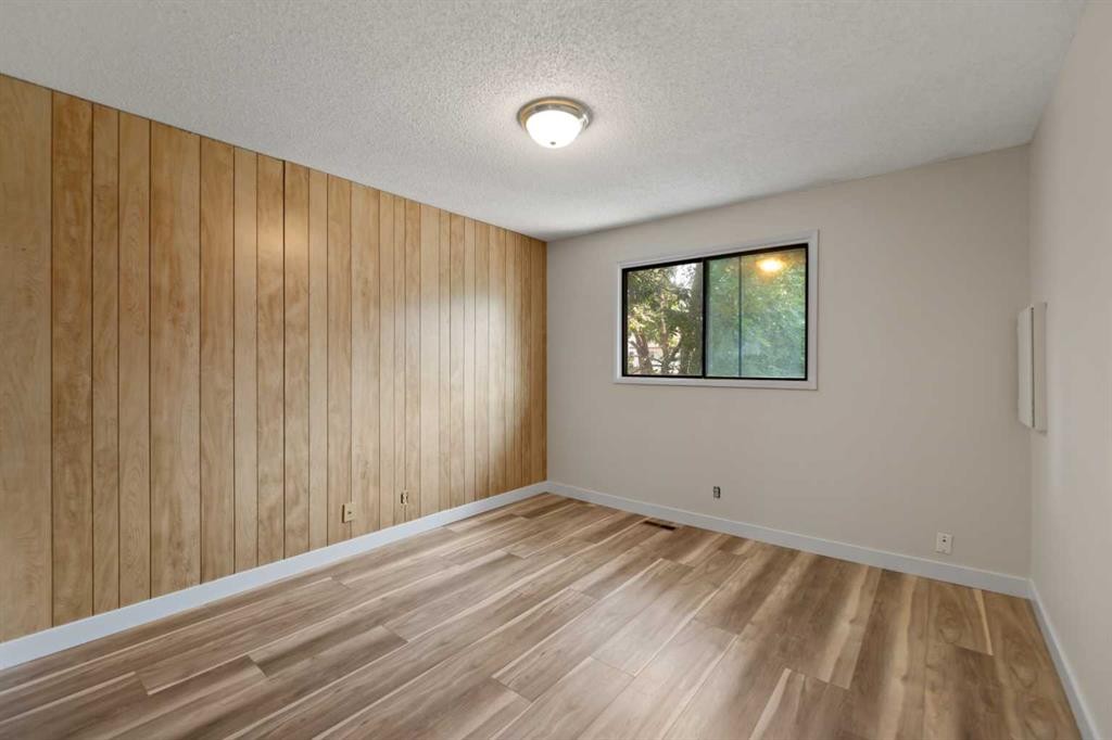 122 Berkley Way Nw, Calgary, AB - Indoor Photo Showing Other Room