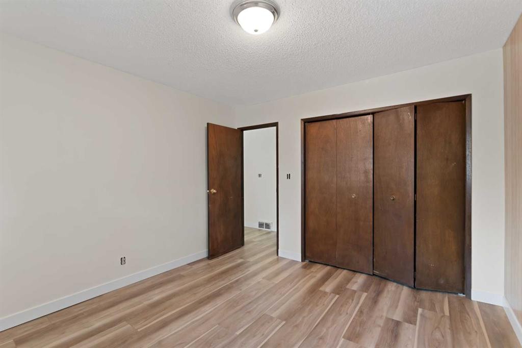 122 Berkley Way Nw, Calgary, AB - Indoor Photo Showing Other Room