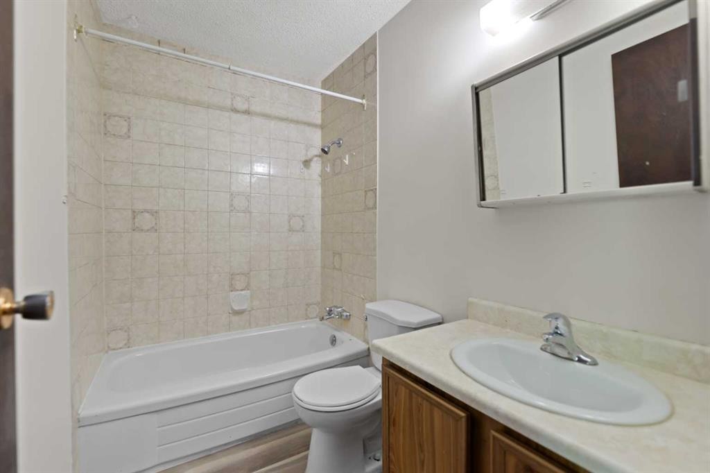 122 Berkley Way Nw, Calgary, AB - Indoor Photo Showing Bathroom