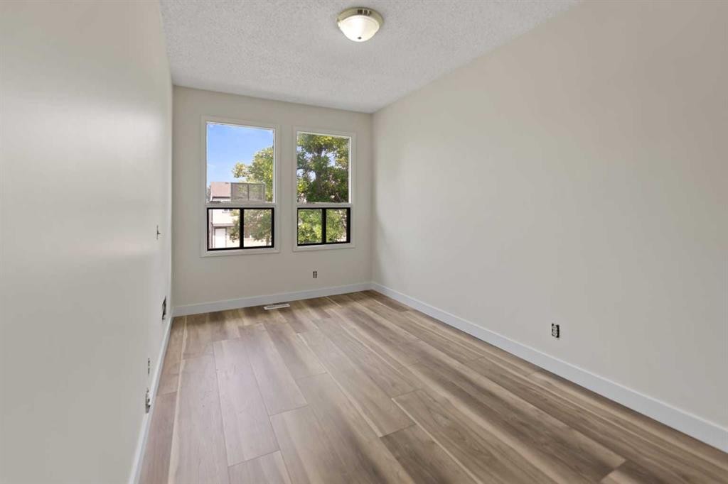 122 Berkley Way Nw, Calgary, AB - Indoor Photo Showing Other Room