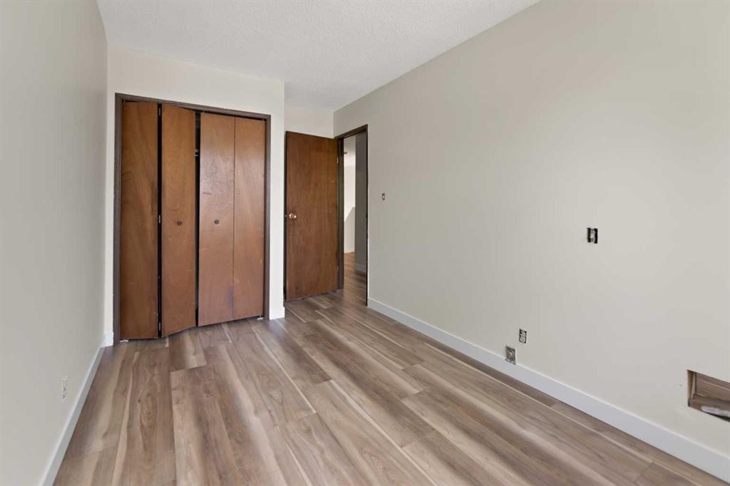 122 Berkley Way Nw, Calgary, AB - Indoor Photo Showing Other Room