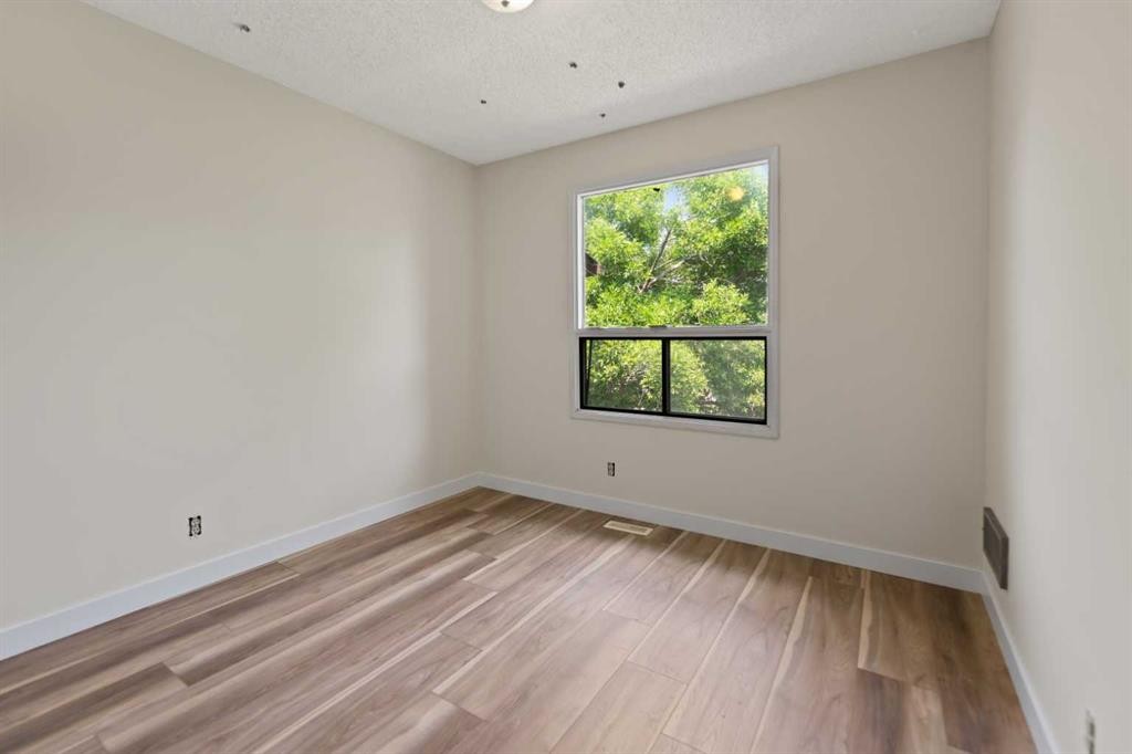 122 Berkley Way Nw, Calgary, AB - Indoor Photo Showing Other Room