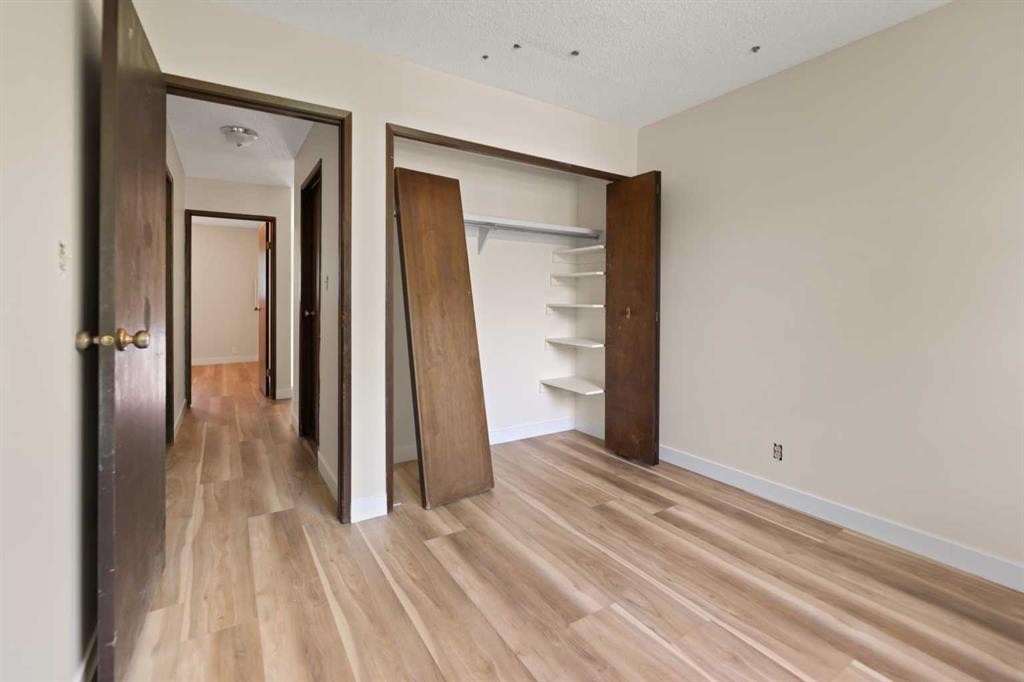 122 Berkley Way Nw, Calgary, AB - Indoor Photo Showing Other Room