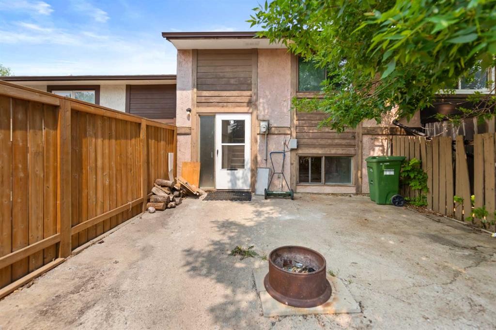 122 Berkley Way Nw, Calgary, AB - Outdoor