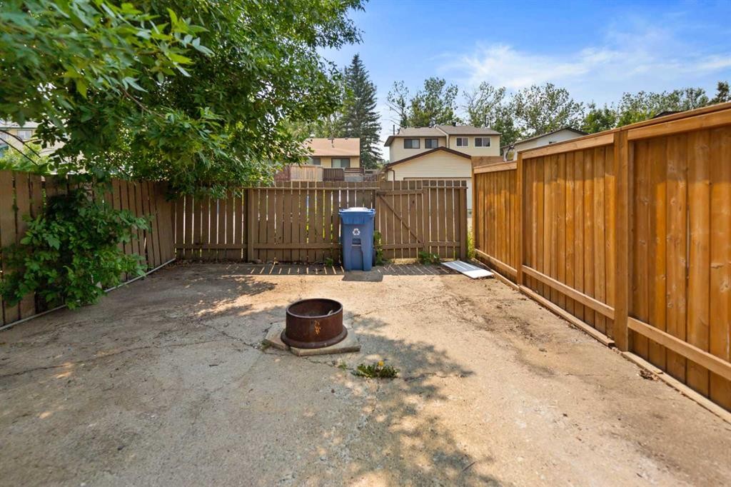 122 Berkley Way Nw, Calgary, AB - Outdoor