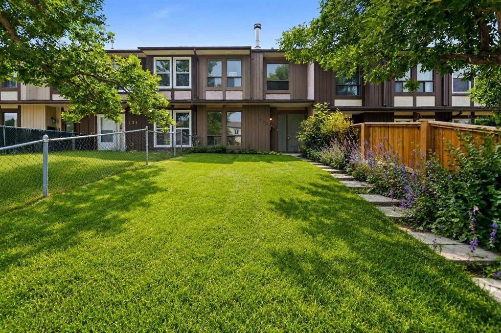 122 Berkley Way Nw, Calgary, AB - Outdoor