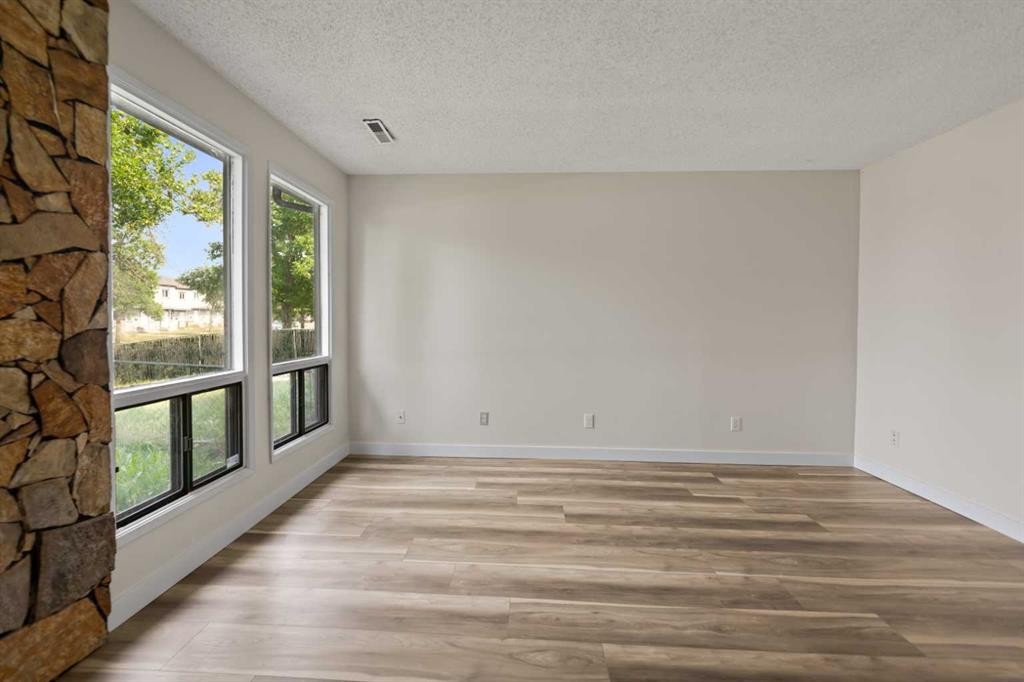 122 Berkley Way Nw, Calgary, AB - Indoor Photo Showing Other Room