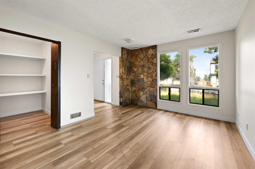 122 Berkley Way Nw, Calgary, AB - Indoor Photo Showing Other Room