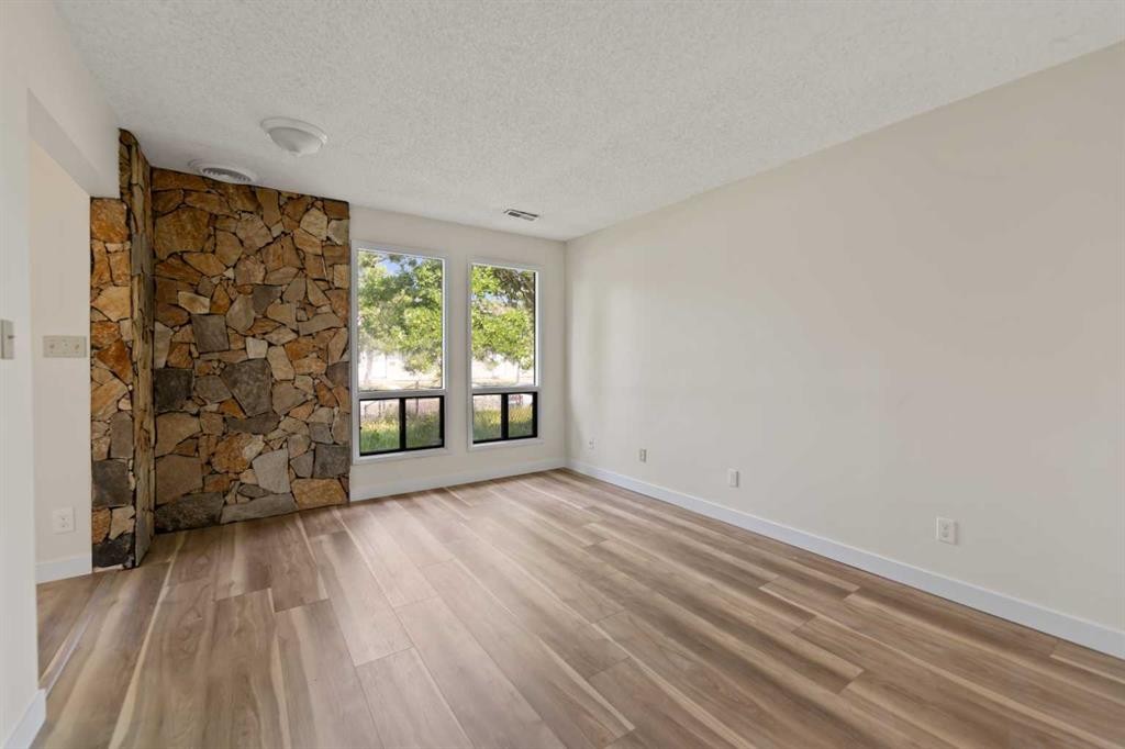 122 Berkley Way Nw, Calgary, AB - Indoor Photo Showing Other Room