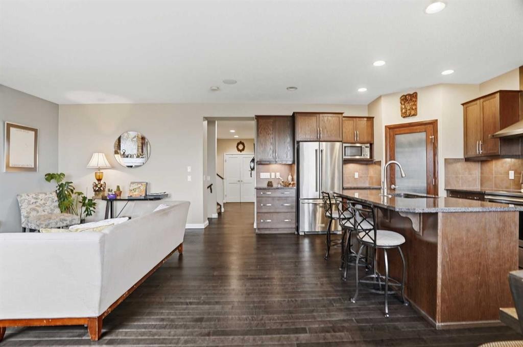 113 Sunset View, Cochrane, AB - Indoor Photo Showing Kitchen With Stainless Steel Kitchen With Upgraded Kitchen