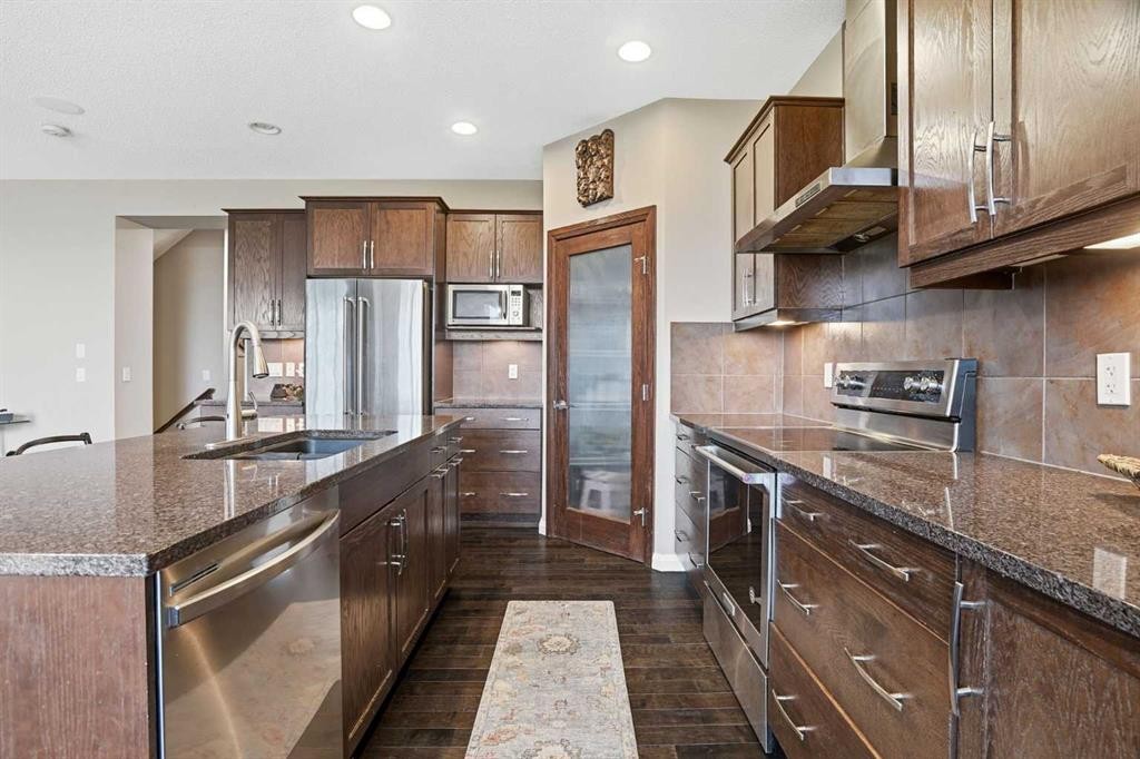 113 Sunset View, Cochrane, AB - Indoor Photo Showing Kitchen With Stainless Steel Kitchen With Upgraded Kitchen