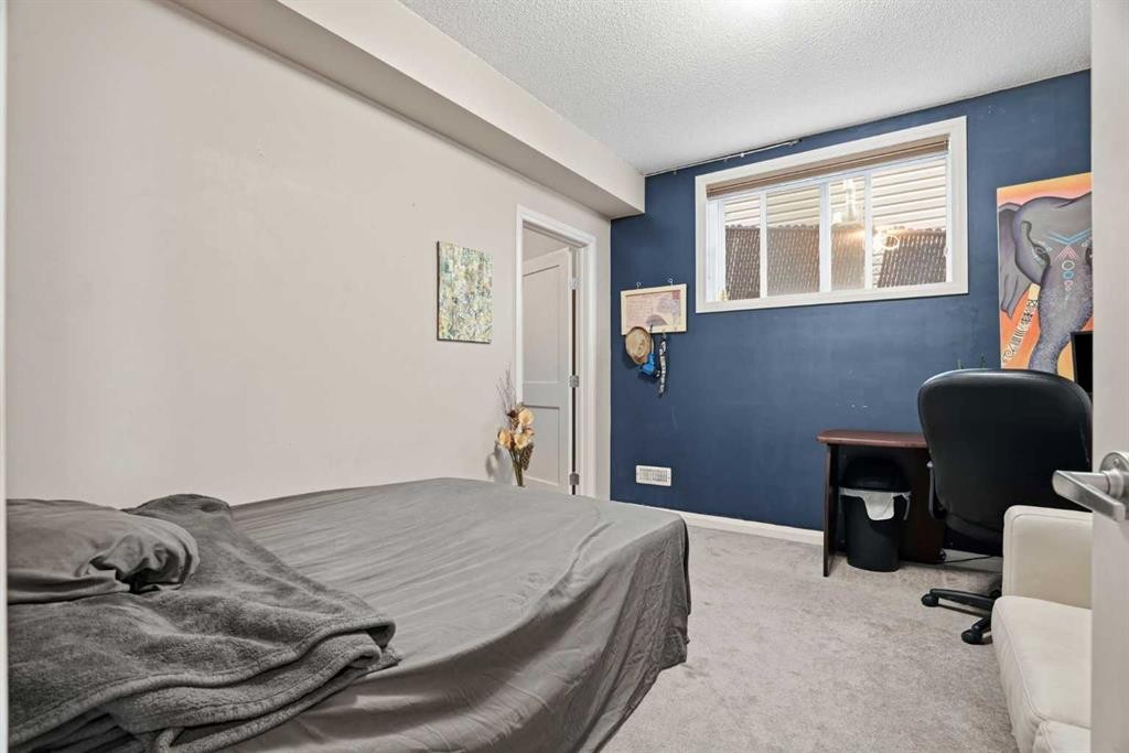 113 Sunset View, Cochrane, AB - Indoor Photo Showing Bedroom