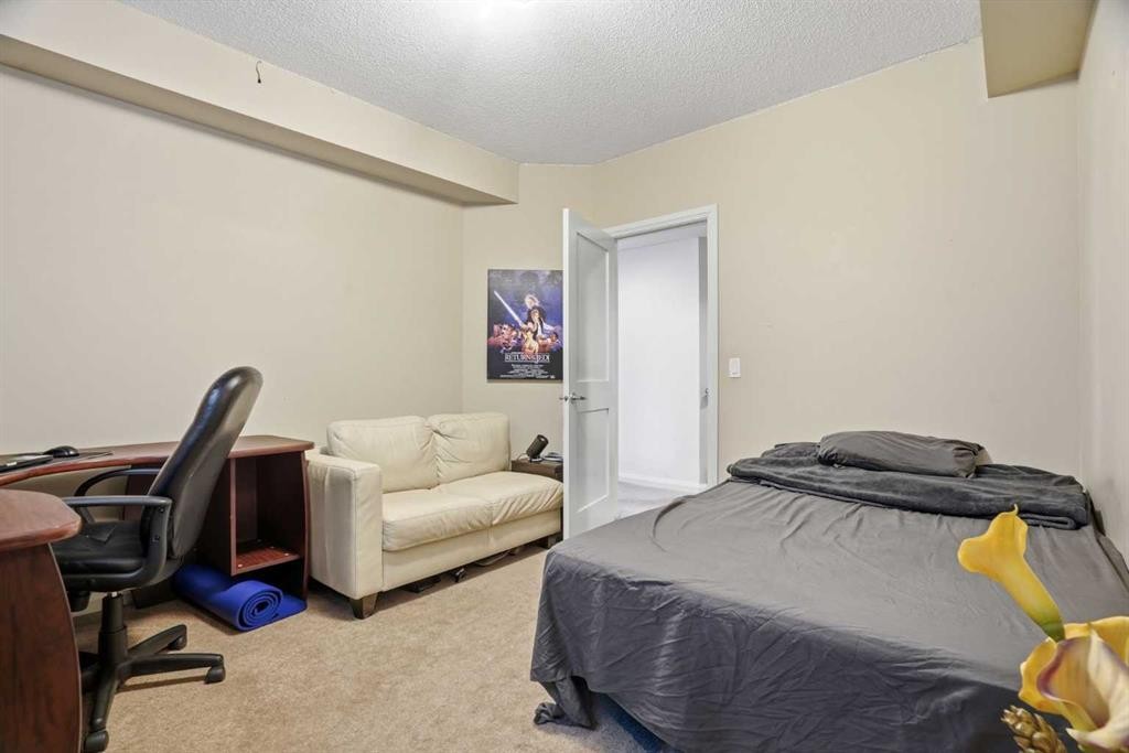 113 Sunset View, Cochrane, AB - Indoor Photo Showing Bedroom
