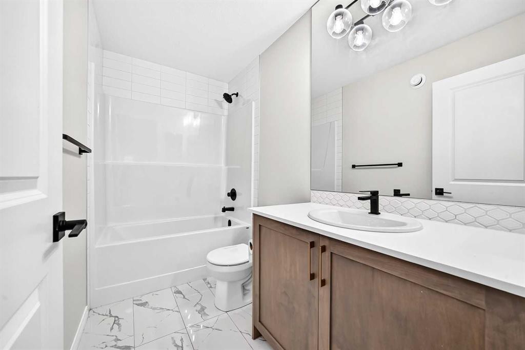 856 Midtown Drive Sw, Airdrie, AB - Indoor Photo Showing Bathroom
