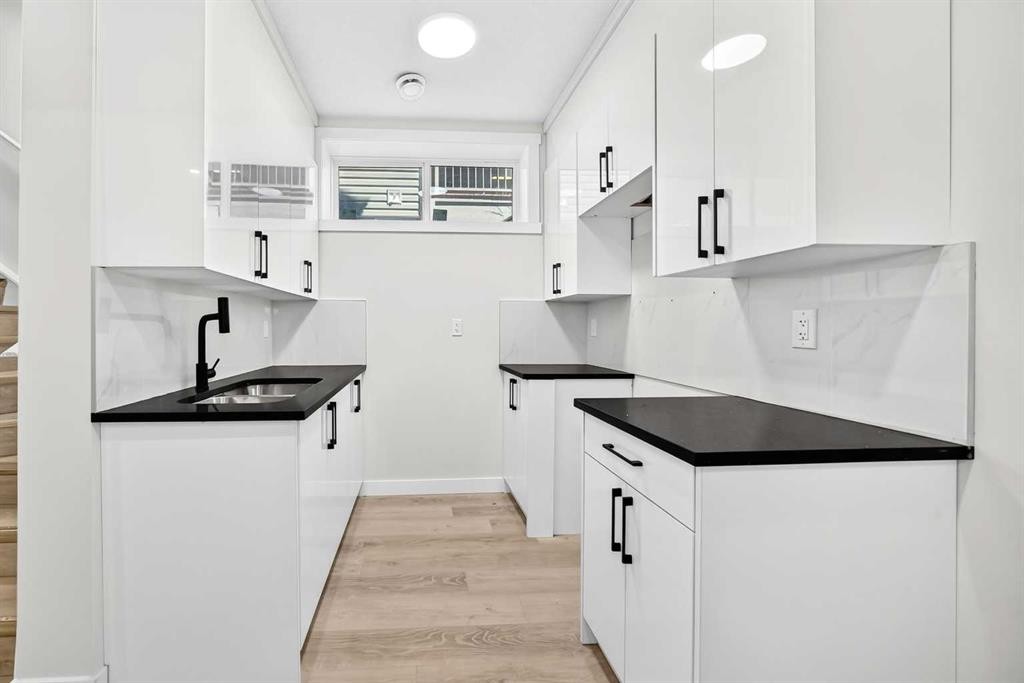 856 Midtown Drive Sw, Airdrie, AB - Indoor Photo Showing Kitchen