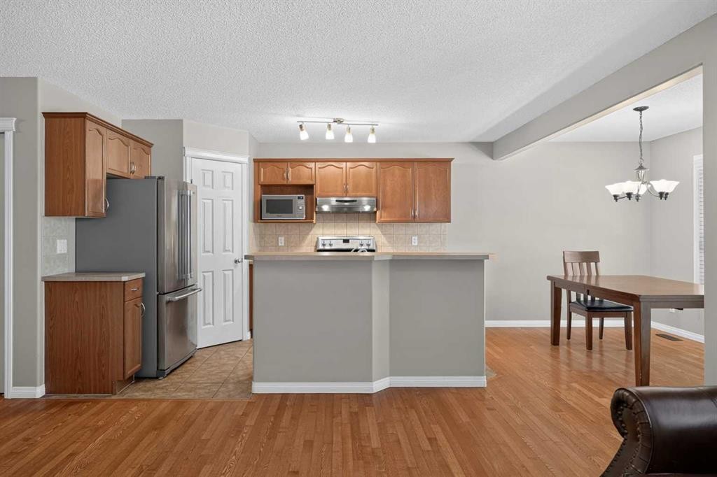 189 Bridleridge View Sw, Calgary, AB - Indoor Photo Showing Kitchen