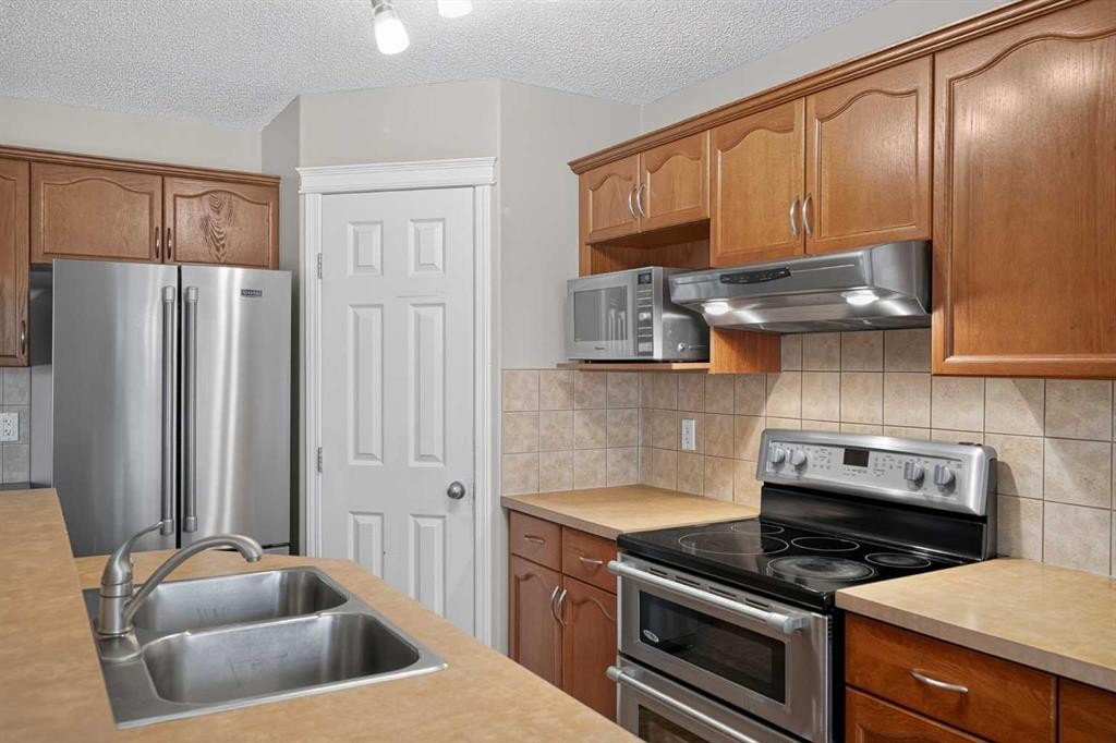 189 Bridleridge View Sw, Calgary, AB - Indoor Photo Showing Kitchen With Double Sink