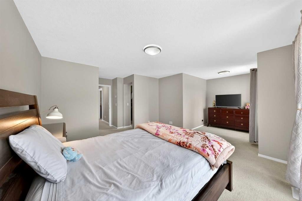 86 Nolanshire Crescent Nw, Calgary, AB - Indoor Photo Showing Bedroom