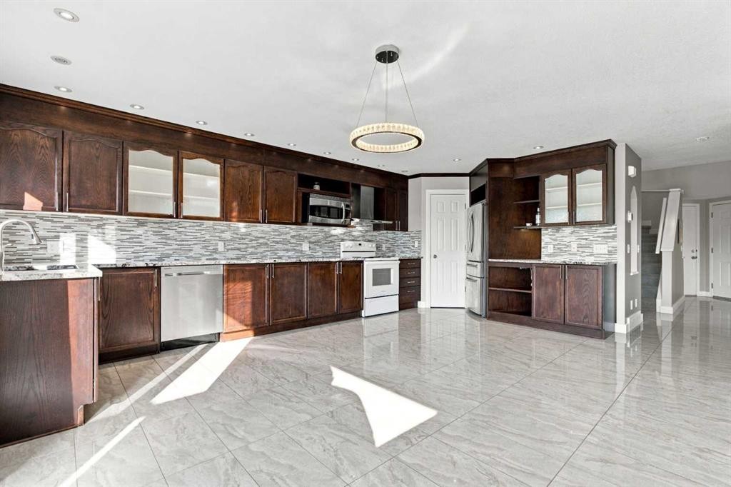 541 Citadel Meadow Bay Nw, Calgary, AB - Indoor Photo Showing Kitchen