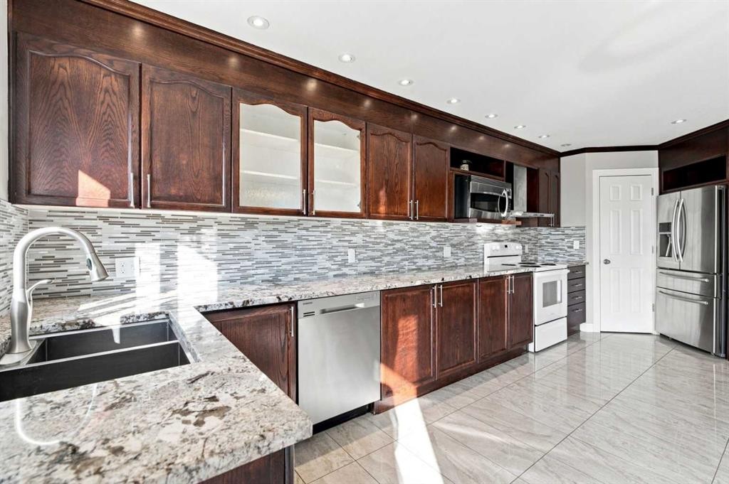 541 Citadel Meadow Bay Nw, Calgary, AB - Indoor Photo Showing Kitchen With Double Sink With Upgraded Kitchen