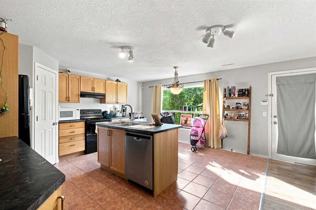 541 Citadel Meadow Bay Nw, Calgary, AB - Indoor Photo Showing Kitchen With Double Sink