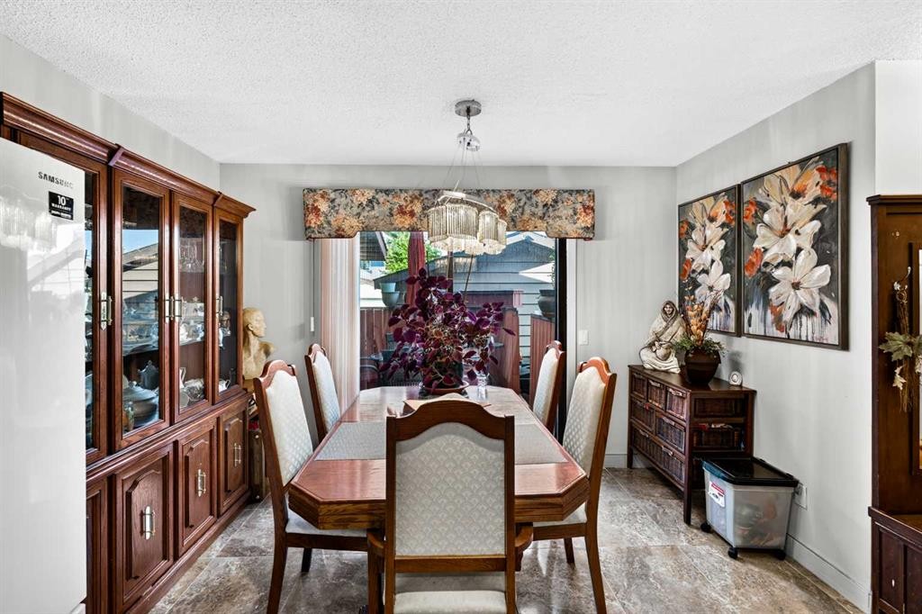 4726 44 Avenue Ne, Calgary, AB - Indoor Photo Showing Dining Room