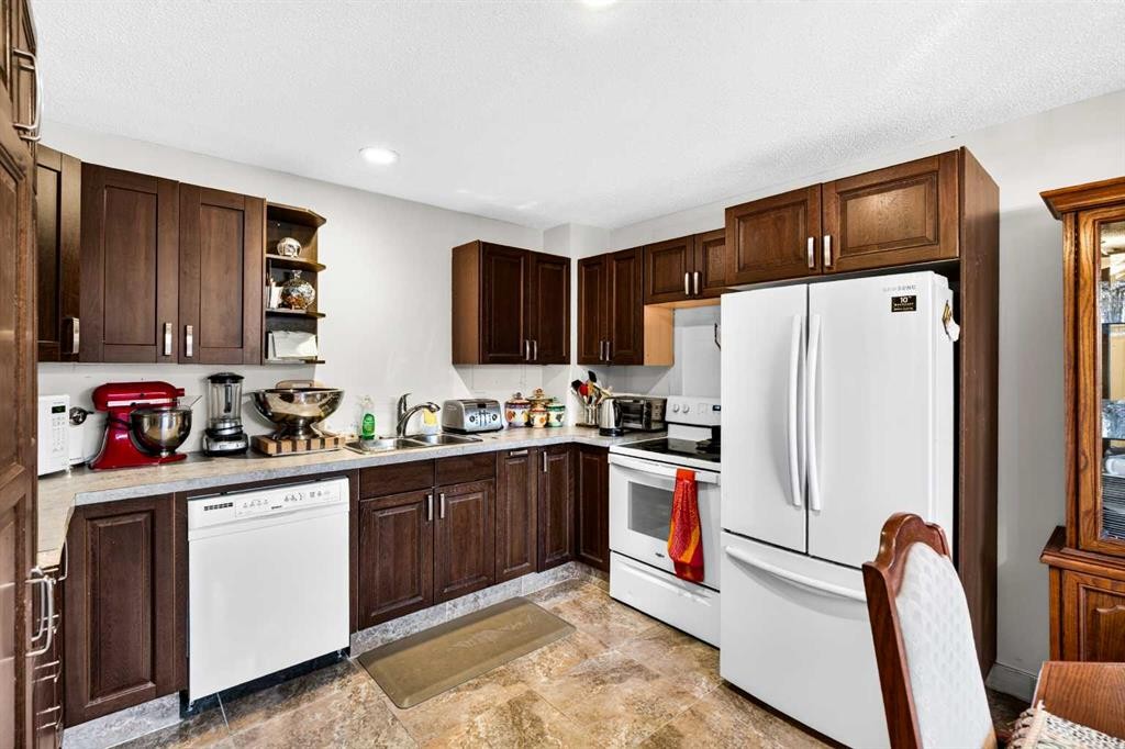 4726 44 Avenue Ne, Calgary, AB - Indoor Photo Showing Kitchen With Double Sink