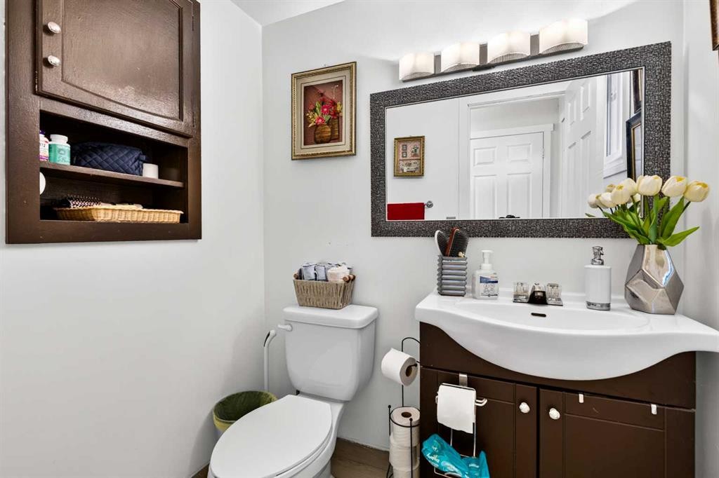 4726 44 Avenue Ne, Calgary, AB - Indoor Photo Showing Bathroom