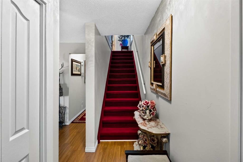 4726 44 Avenue Ne, Calgary, AB - Indoor Photo Showing Other Room