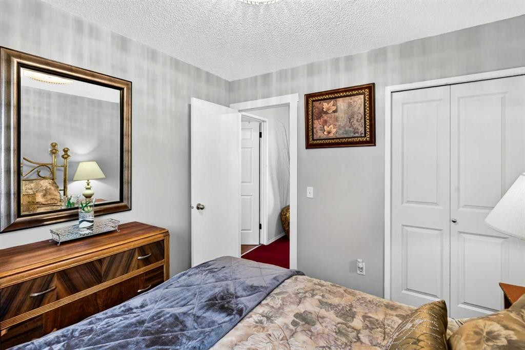 4726 44 Avenue Ne, Calgary, AB - Indoor Photo Showing Bedroom