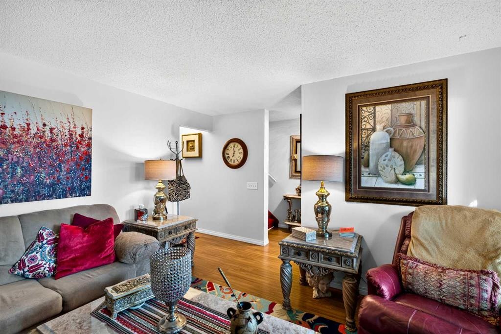 4726 44 Avenue Ne, Calgary, AB - Indoor Photo Showing Living Room