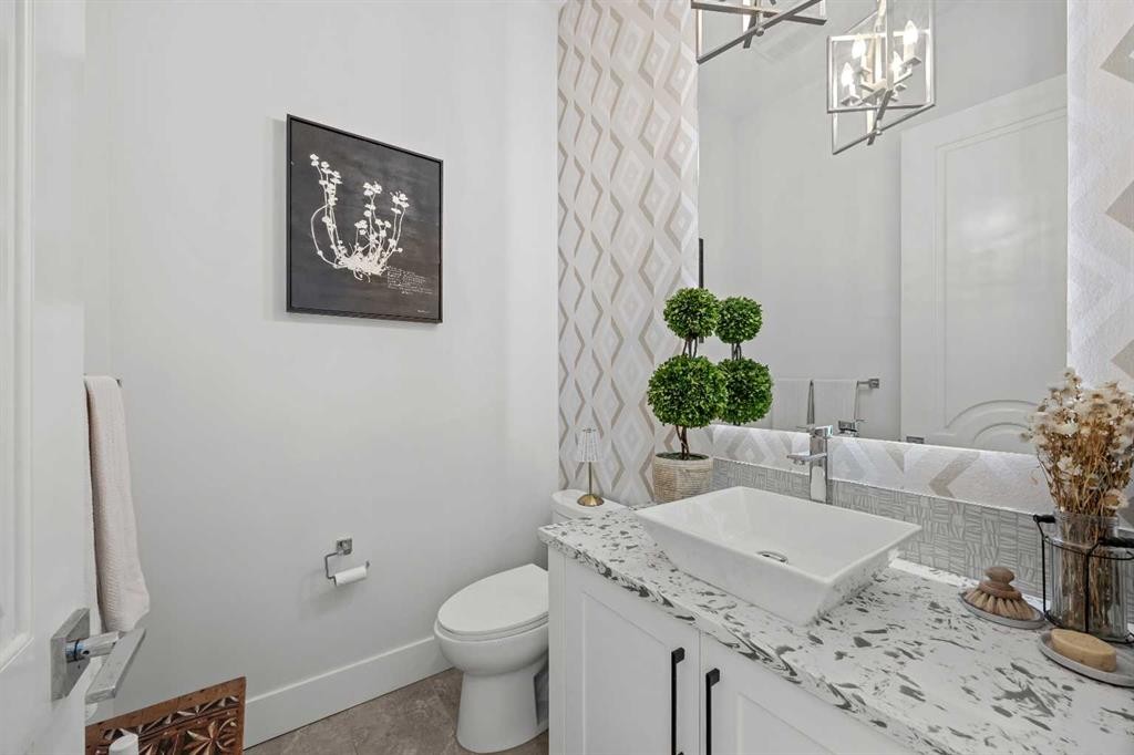 2012 49 Avenue Sw, Calgary, AB - Indoor Photo Showing Bathroom