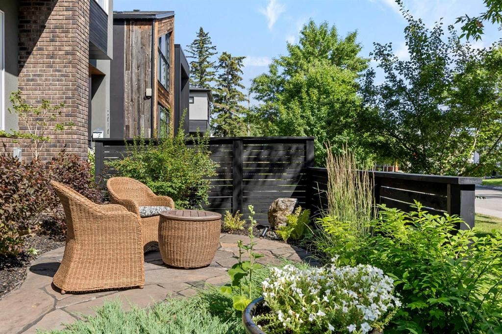 2012 49 Avenue Sw, Calgary, AB - Outdoor