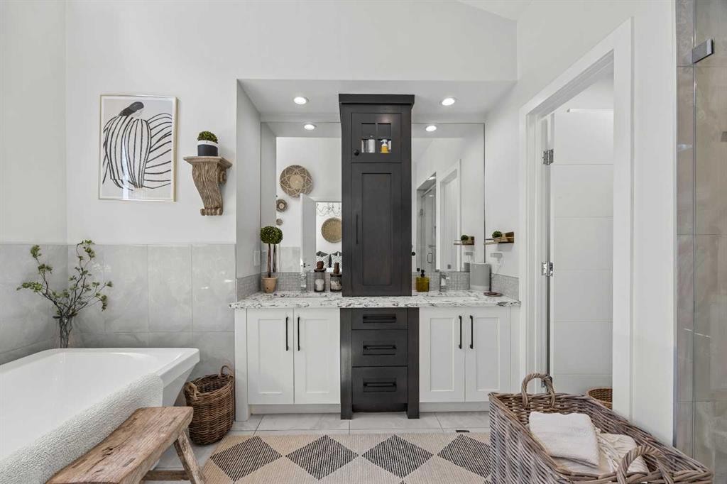2012 49 Avenue Sw, Calgary, AB - Indoor Photo Showing Bathroom