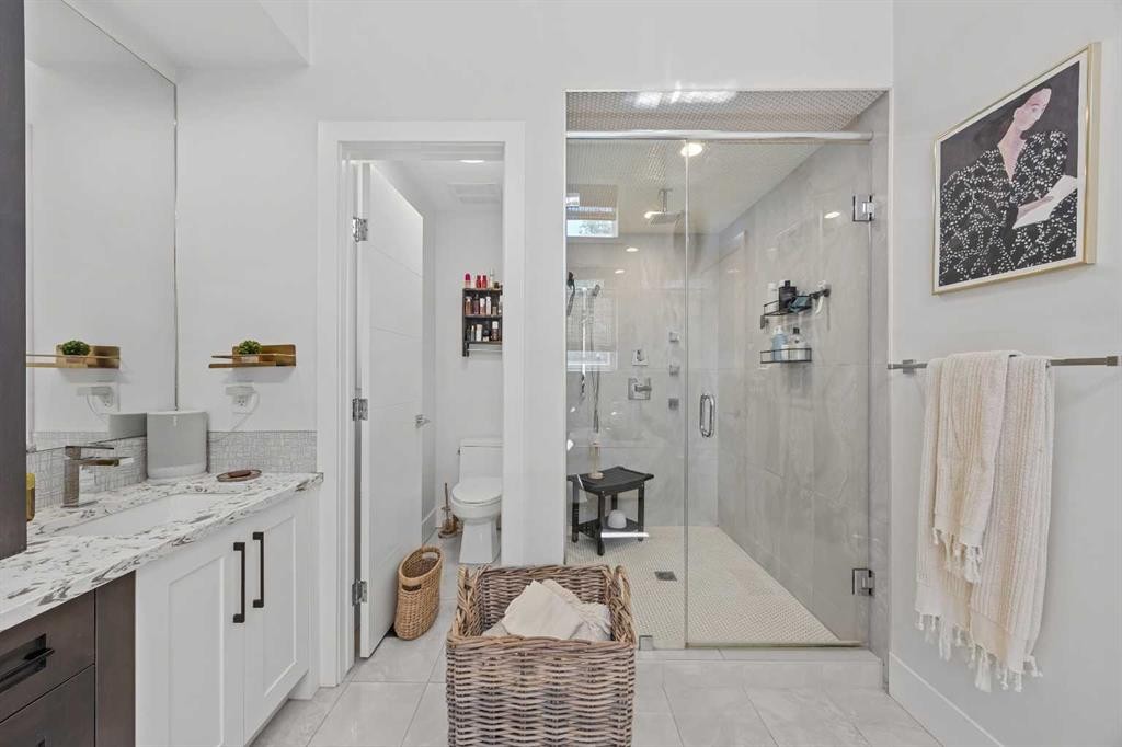 2012 49 Avenue Sw, Calgary, AB - Indoor Photo Showing Bathroom