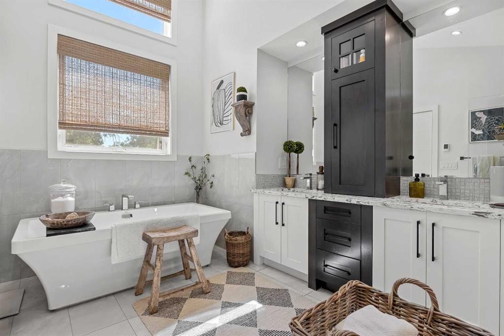 2012 49 Avenue Sw, Calgary, AB - Indoor Photo Showing Bathroom