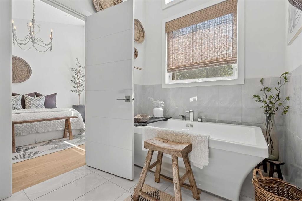 2012 49 Avenue Sw, Calgary, AB - Indoor Photo Showing Bathroom