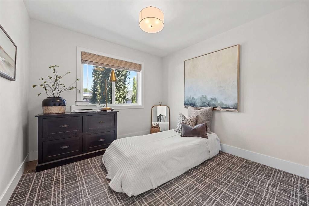 2012 49 Avenue Sw, Calgary, AB - Indoor Photo Showing Bedroom