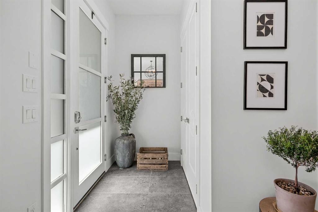 2012 49 Avenue Sw, Calgary, AB - Indoor Photo Showing Other Room