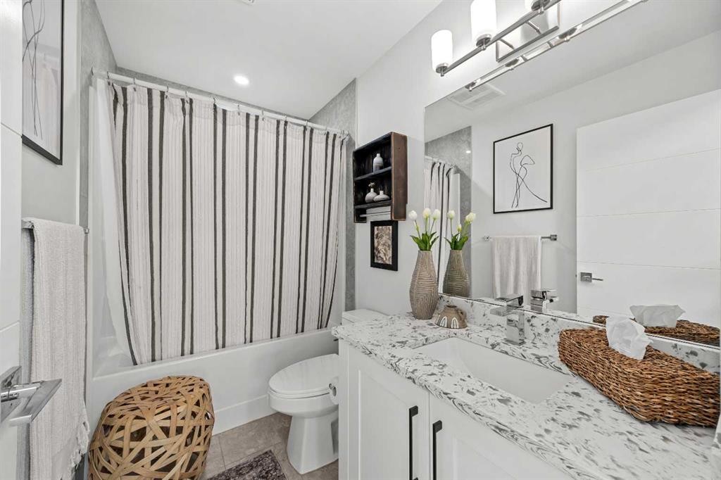 2012 49 Avenue Sw, Calgary, AB - Indoor Photo Showing Bathroom