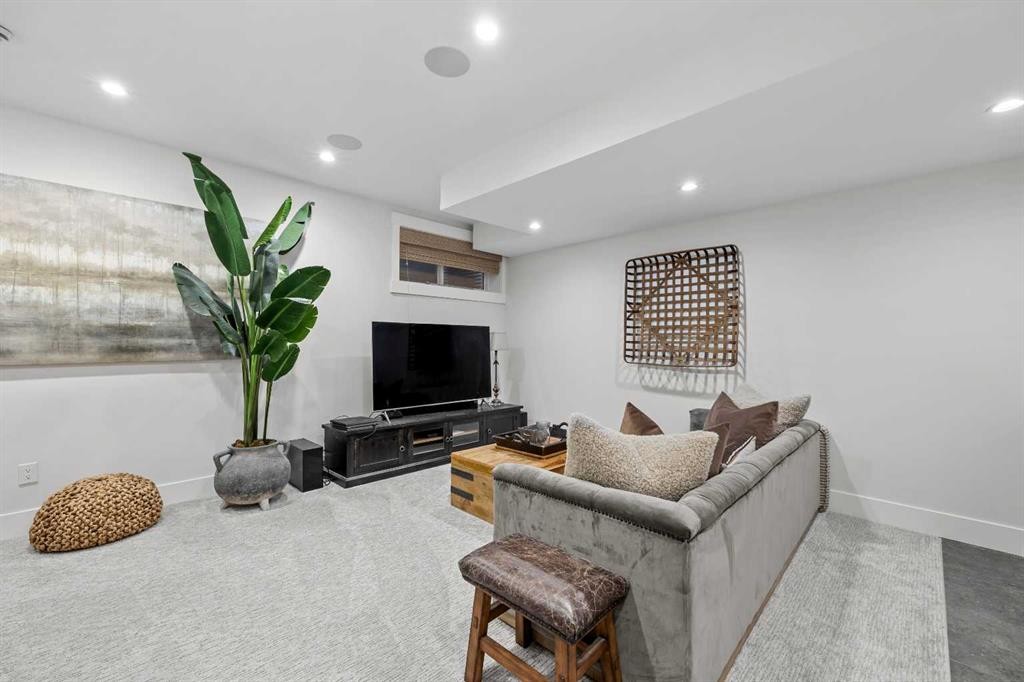 2012 49 Avenue Sw, Calgary, AB - Indoor