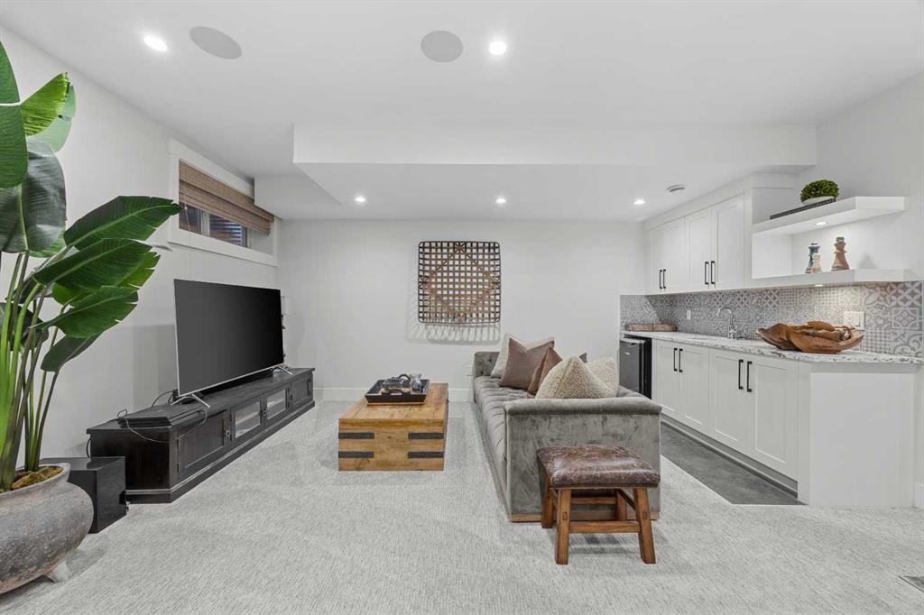 2012 49 Avenue Sw, Calgary, AB - Indoor