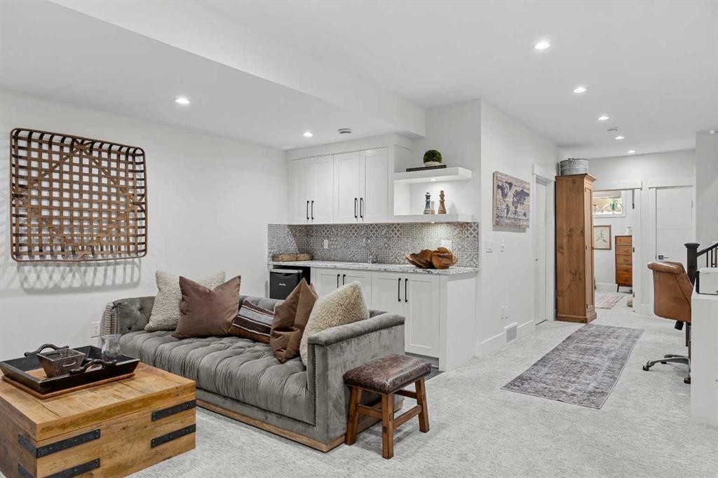 2012 49 Avenue Sw, Calgary, AB - Indoor Photo Showing Other Room