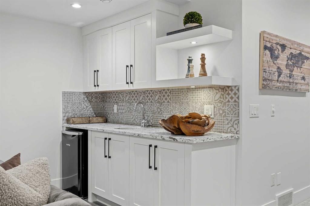 2012 49 Avenue Sw, Calgary, AB - Indoor Photo Showing Kitchen