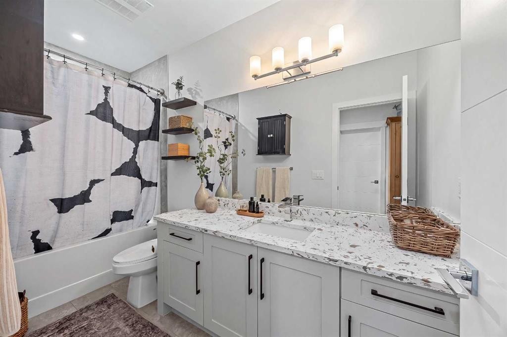 2012 49 Avenue Sw, Calgary, AB - Indoor Photo Showing Bathroom