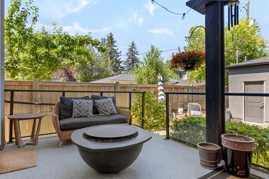 2012 49 Avenue Sw, Calgary, AB - Outdoor