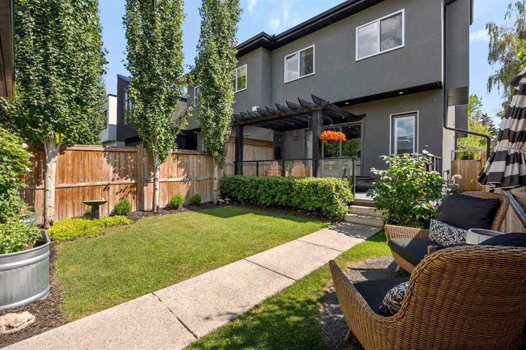 2012 49 Avenue Sw, Calgary, AB - Outdoor